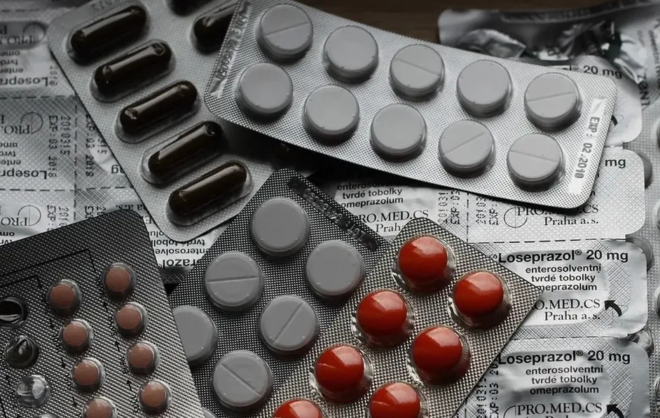 EU emite advertencia sobre venta de pastillas falsificadas en farmacias de México