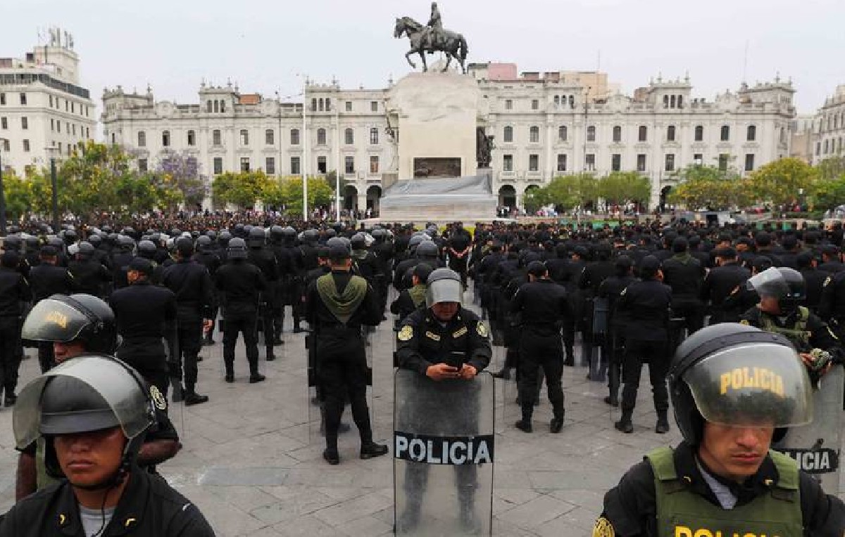 Miembros de la policía de Perú en el centro de Lima (Reuters)