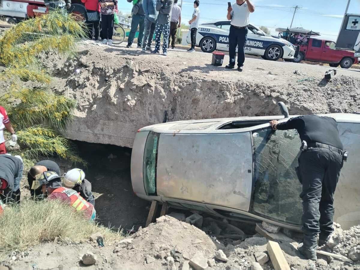 Accidente en carretera TorreónSan Pedro conductora cae a zanja
