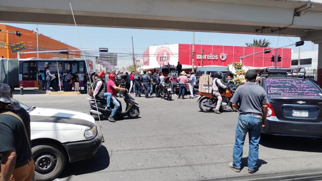 Bloquean vía Morelos en Ecatepec, exigen justicia por muerte de joven. Juan Camacho