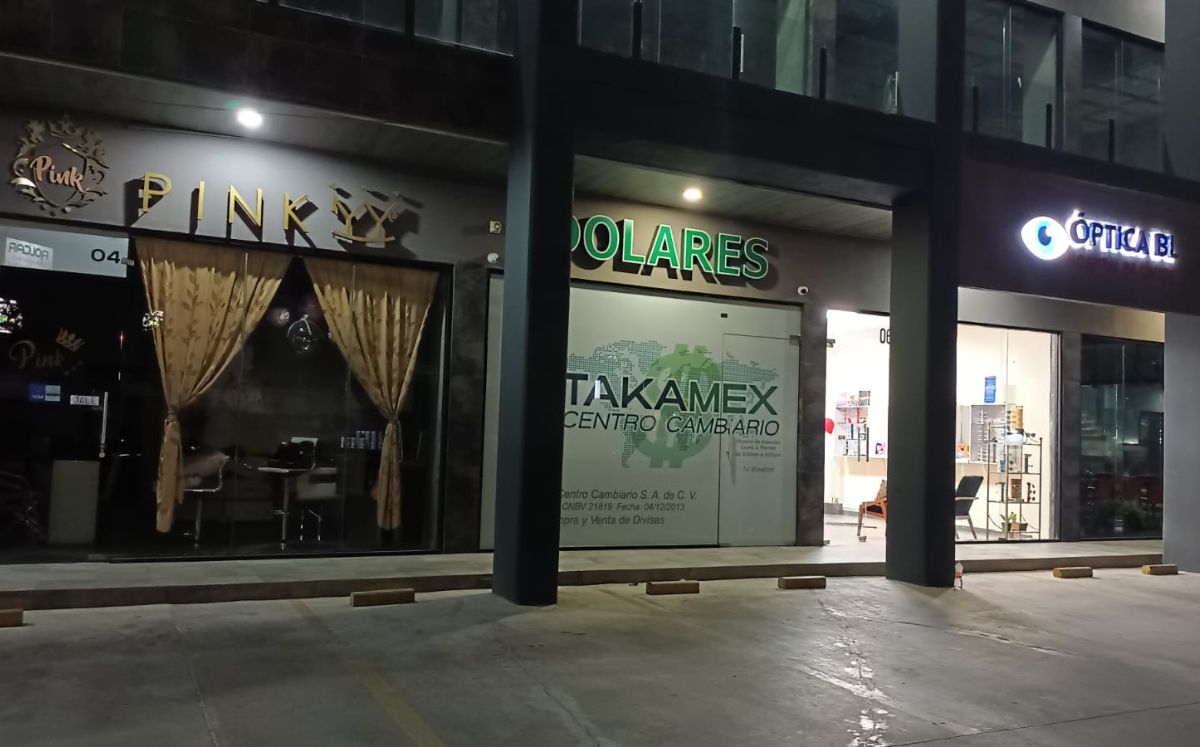 Las cámaras de vigilancia lograron captar como un hombre con una gorra y una chamarra verde forzó las puertas. Israel Santacruz