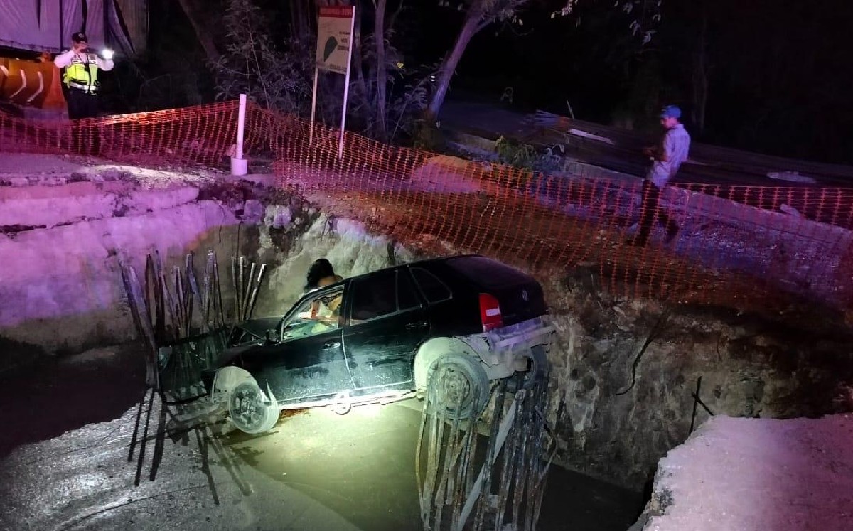 En Cancún pareja cae a una zanja con su vehículo en construcción de puente