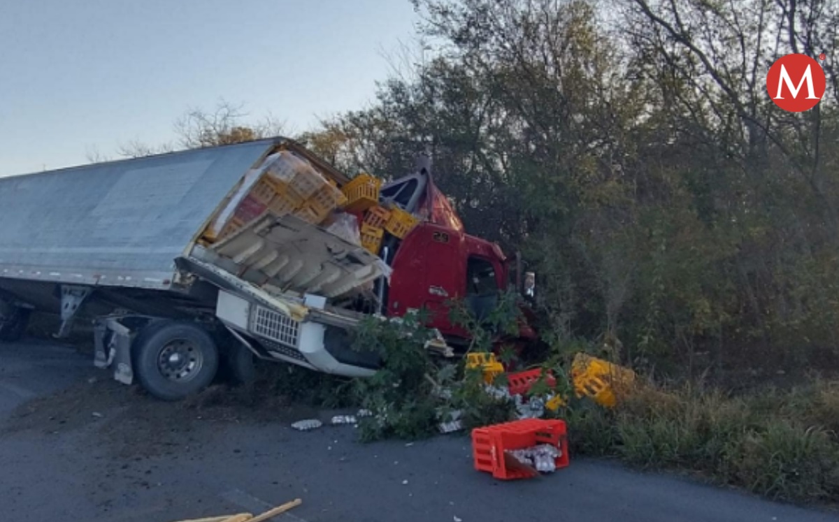 Choca tráiler que transportaba huevo en carretera Victoria-Monterrey