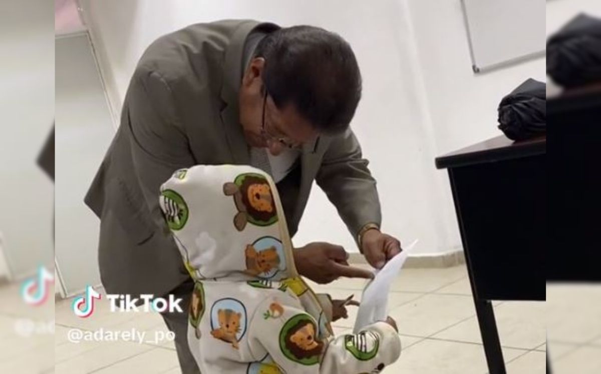 En el clip se muestra al profesor inclinado hacia el niño que le muestra un dibujo, al cual le hace una serie de observaciones. (TikTok)