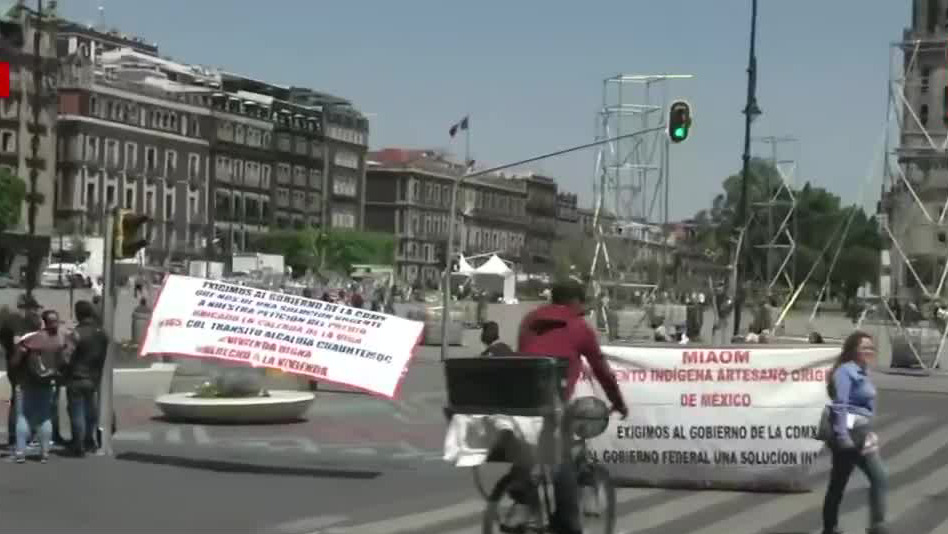 Comerciantes indígenas protestan frente al ayuntamiento de la CdMx