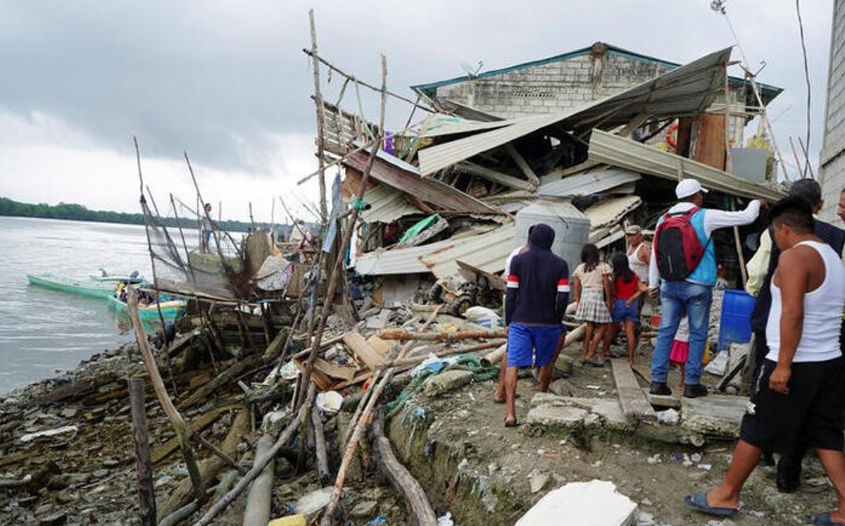 Ecuador declara emergencia en 14 provincias afectadas por sismo y lluvias. | Reuters