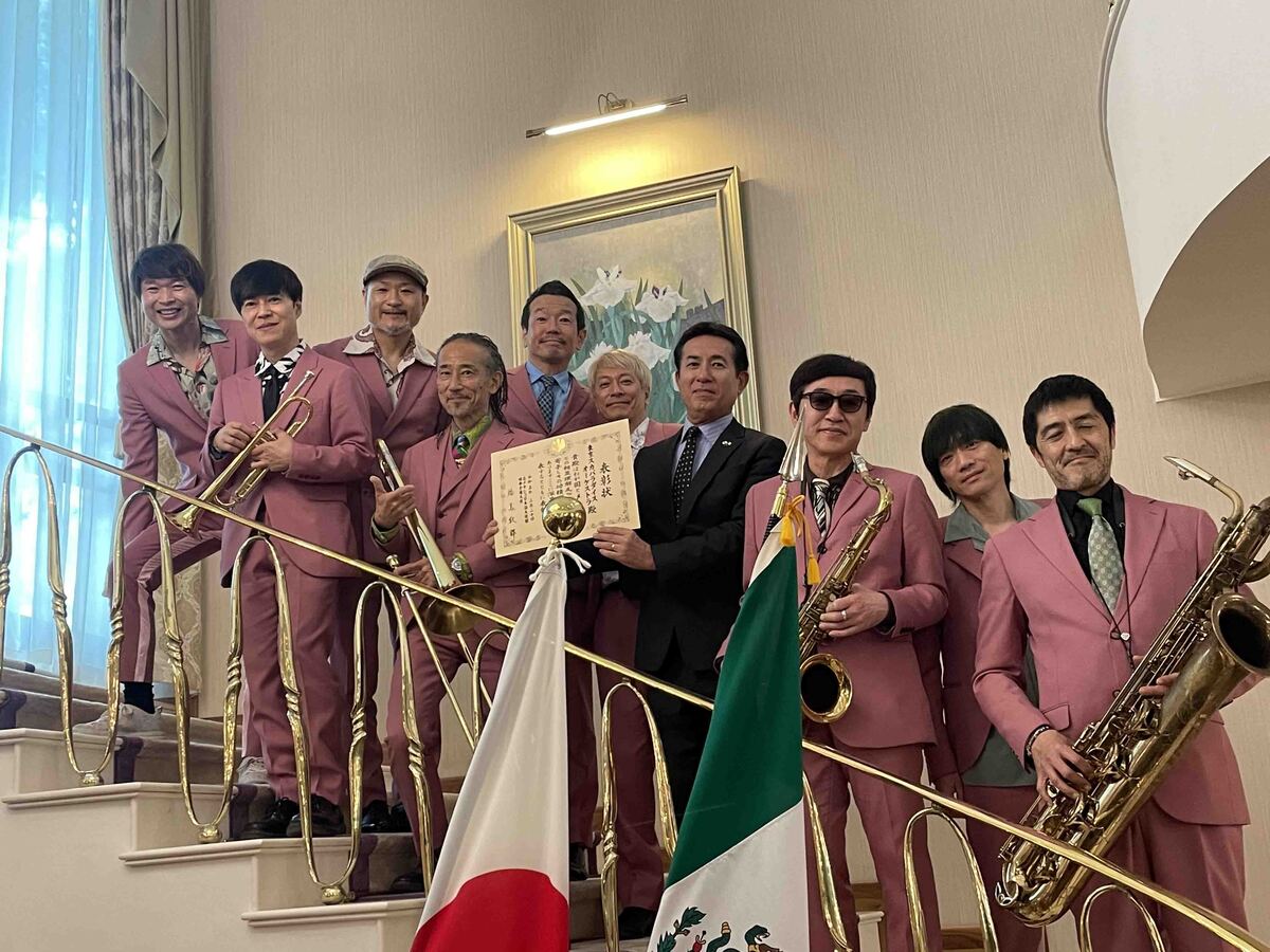 El grupo durante su reconocimiento en la embajada japonesa. Especial