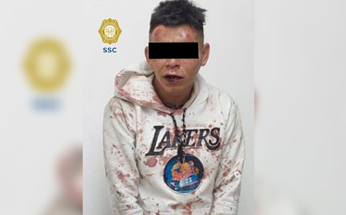 El hombre rompió parte de una sillla para huir.