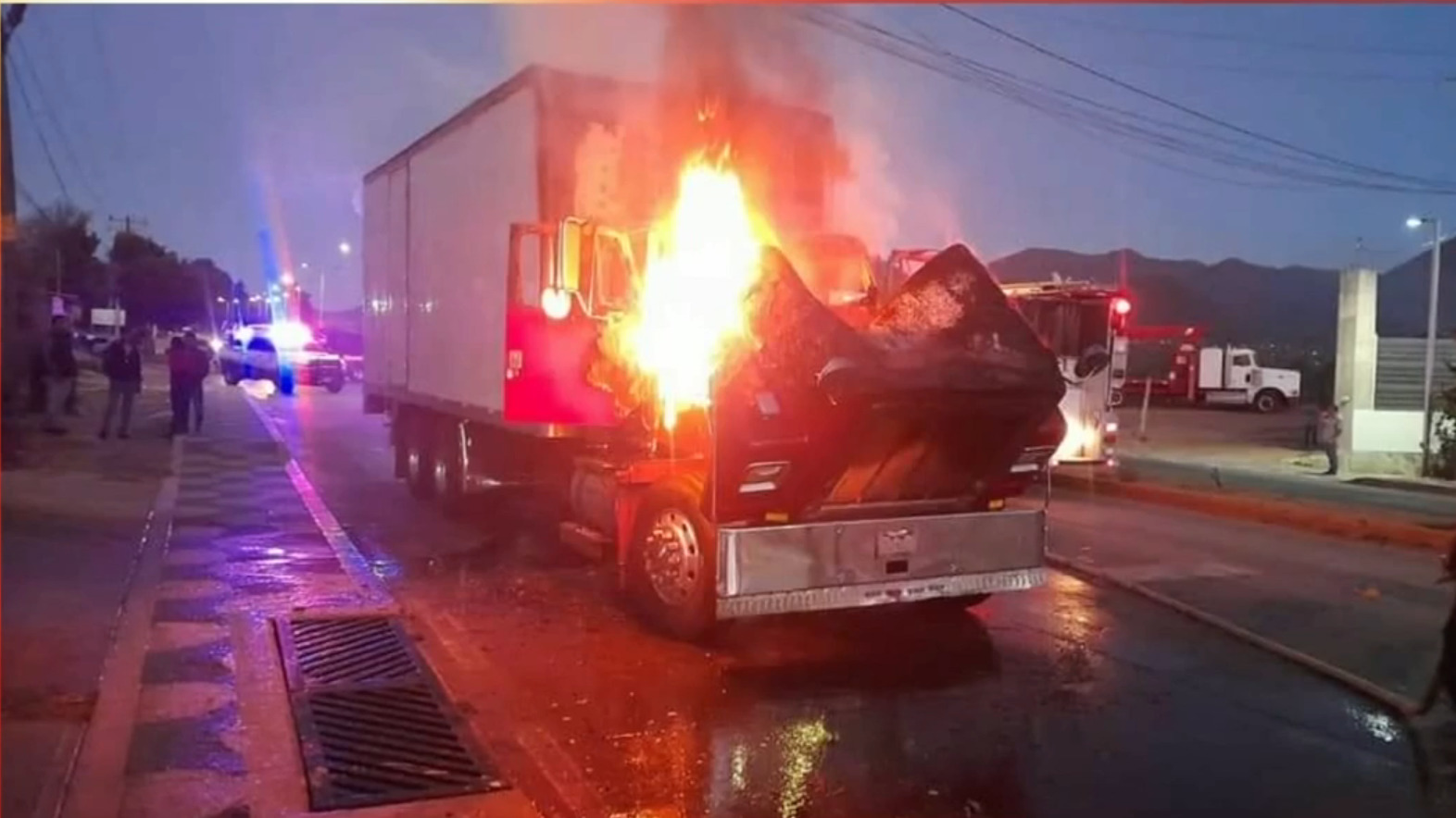 Grupo criminal quema tráiler sobre la carretera Zitácuaro-Toluca, en Michoacán