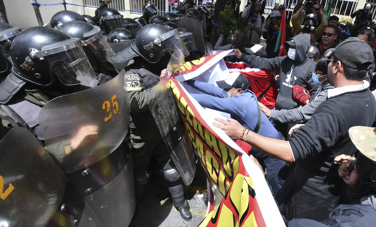 Maestros bolivianos chocan hoy con policías durante una manifestación contra el nuevo plan de estudios. (EFE)
