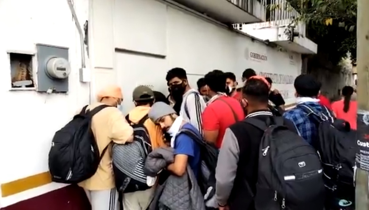 Los migrantes piden asilo al INM. (Liliana Collado Calcaneo)
