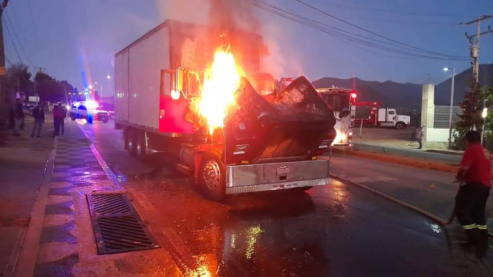 Policías y bomberos encontraron el tráiler guinda marca Dima en llamas al llegar (Especial)