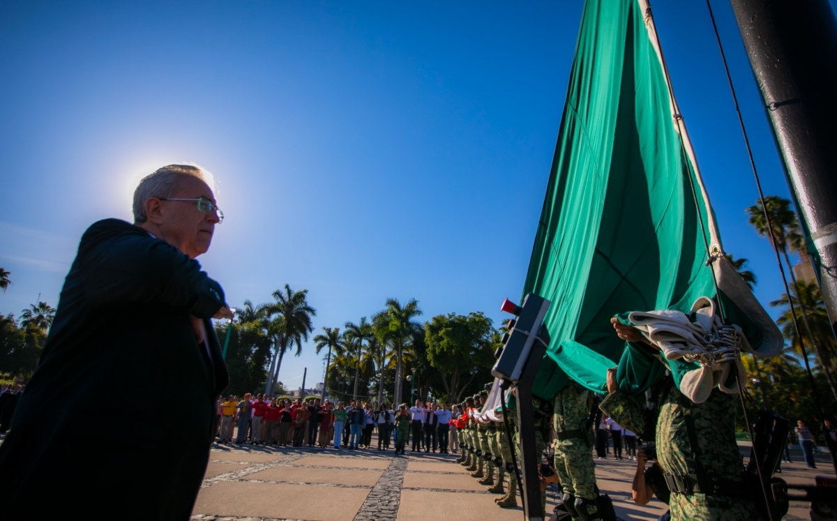 Rubén Rocha Moya junto con autoridades civiles y militares en el 217 aniversario del Natalicio de Benito Juárez | Especial