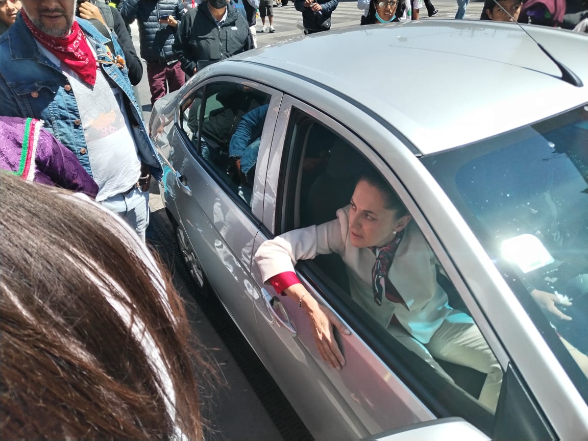 Triquis se encuentran con la jefa de Gobierno al salir del Antiguo Palacio del Ayuntamiento | César Velázquez