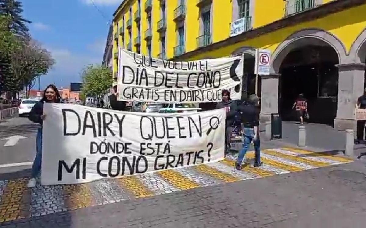 Durante el alto del semáforo, las personas reunidas colocaban la lona y gritaban sus consignas (Especial)