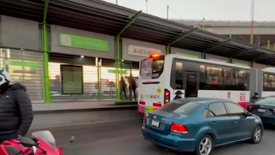 Autoridades realizan un operativo en Edomex para evitar la invasión en carril del Mexibús