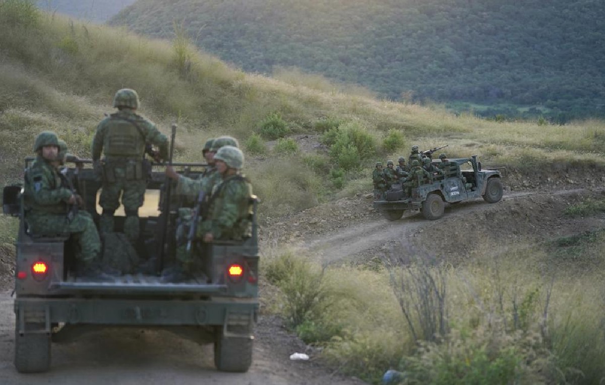 Convoy de militares mexicanos (AP)