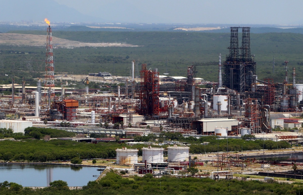 El pasado domingo, el Gobierno amenazó con clausurar la planta de Cadereyta por la contaminación. ROBERTO ALANÍS Y RAÚL PALACIOS