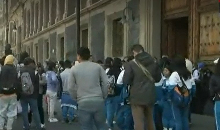 Estudiantes y profesores protestan frente a la SEP- Grupo Milenio