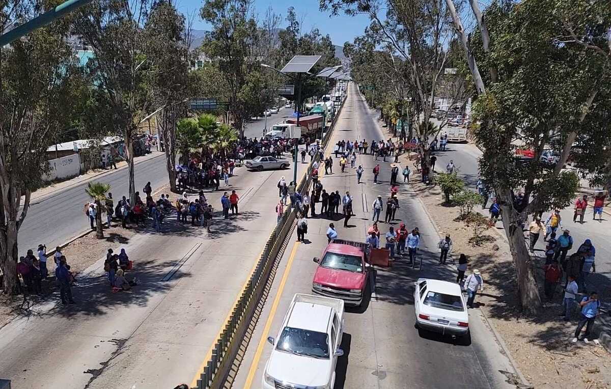 Los docentes bloquearon los carriles. (Rogelio Agustín)