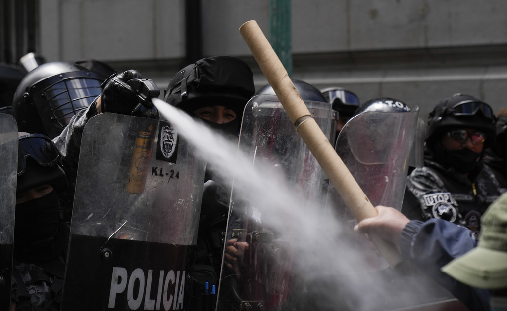 Los policías han usado gases contra los maestros. | AP