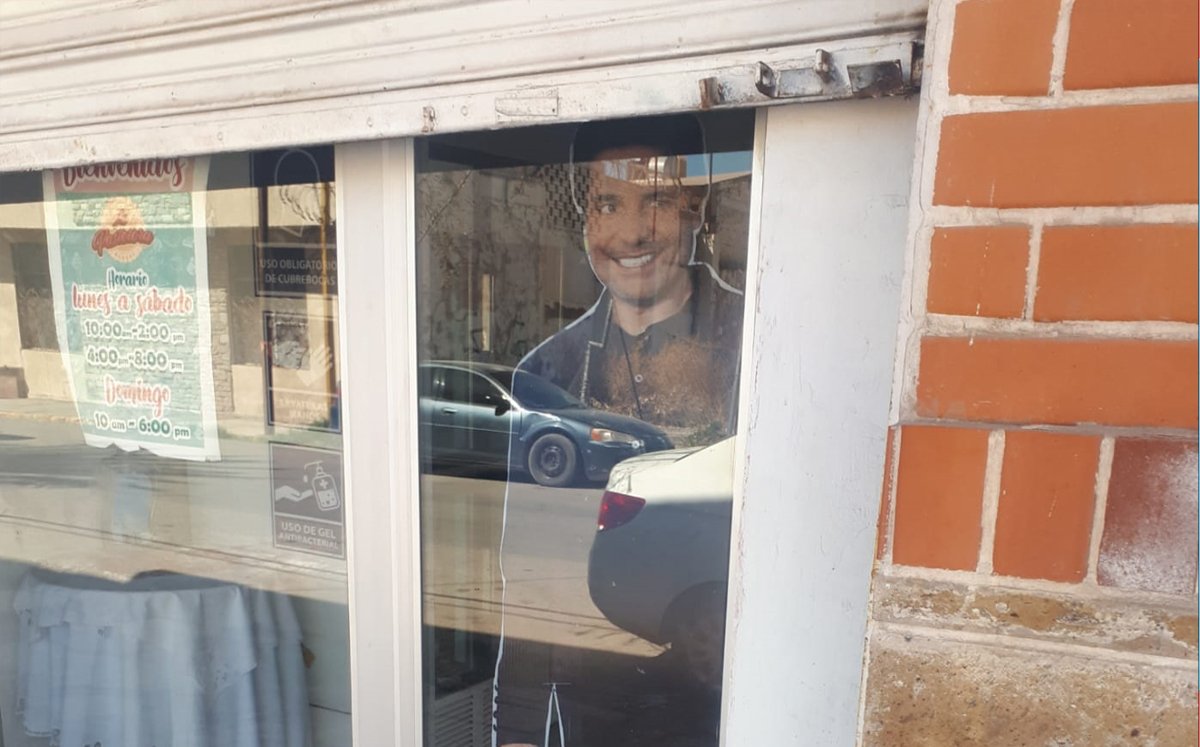 ¿Papá eres tu? Clientes son recibidos por "Chayanne" en pastelería de San Pedro. | Especial