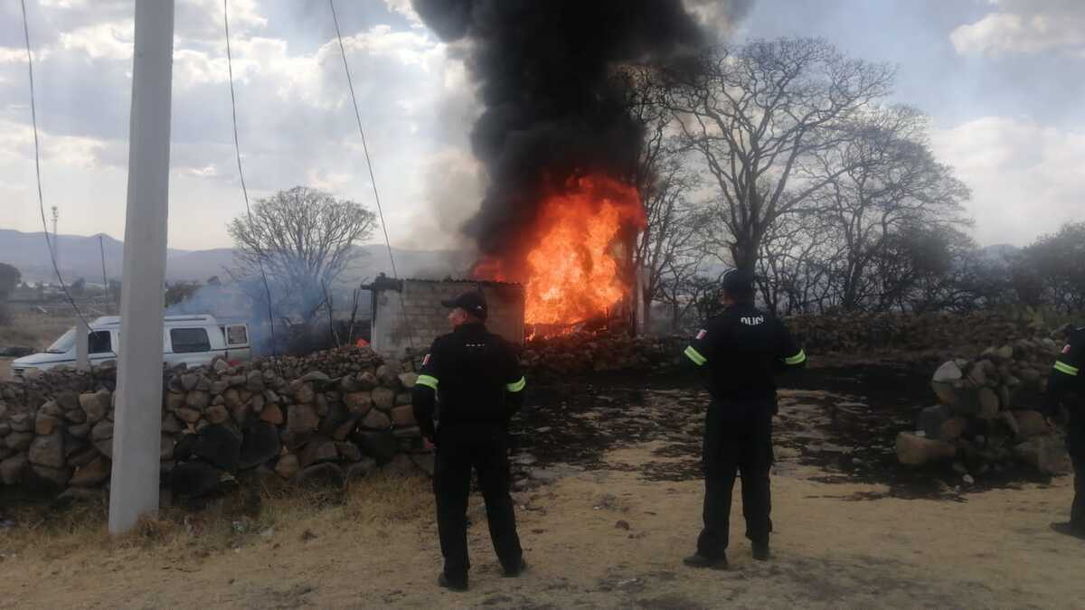 Policías municipales acudieron al lugar de la emergencia. (Abadiel Martínez)