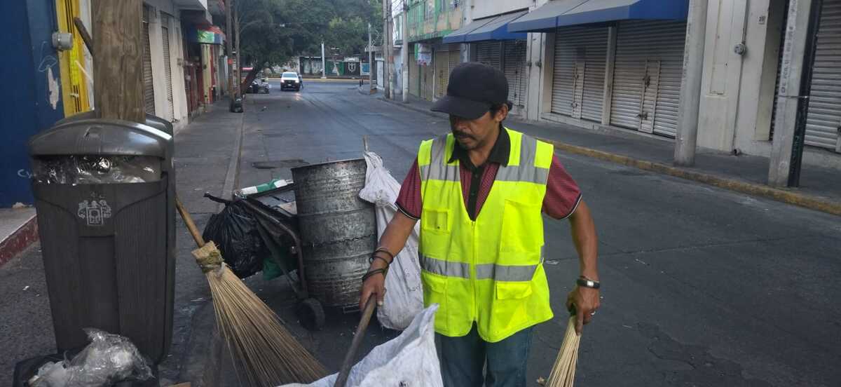 Víctor Manuel Villalobos barrendero en Guadalajara (Dian Barajas)