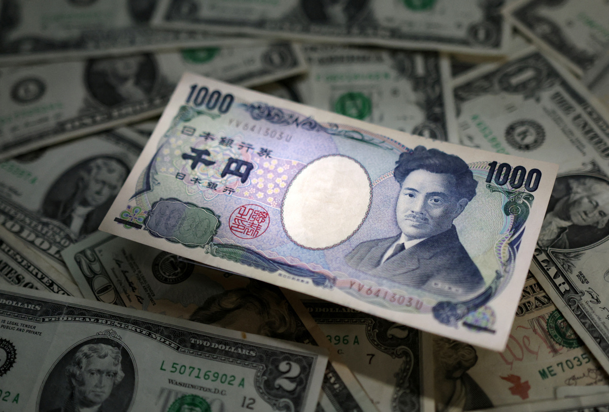 Los billetes de yenes japoneses y dólares estadunidenses. (Reuters)