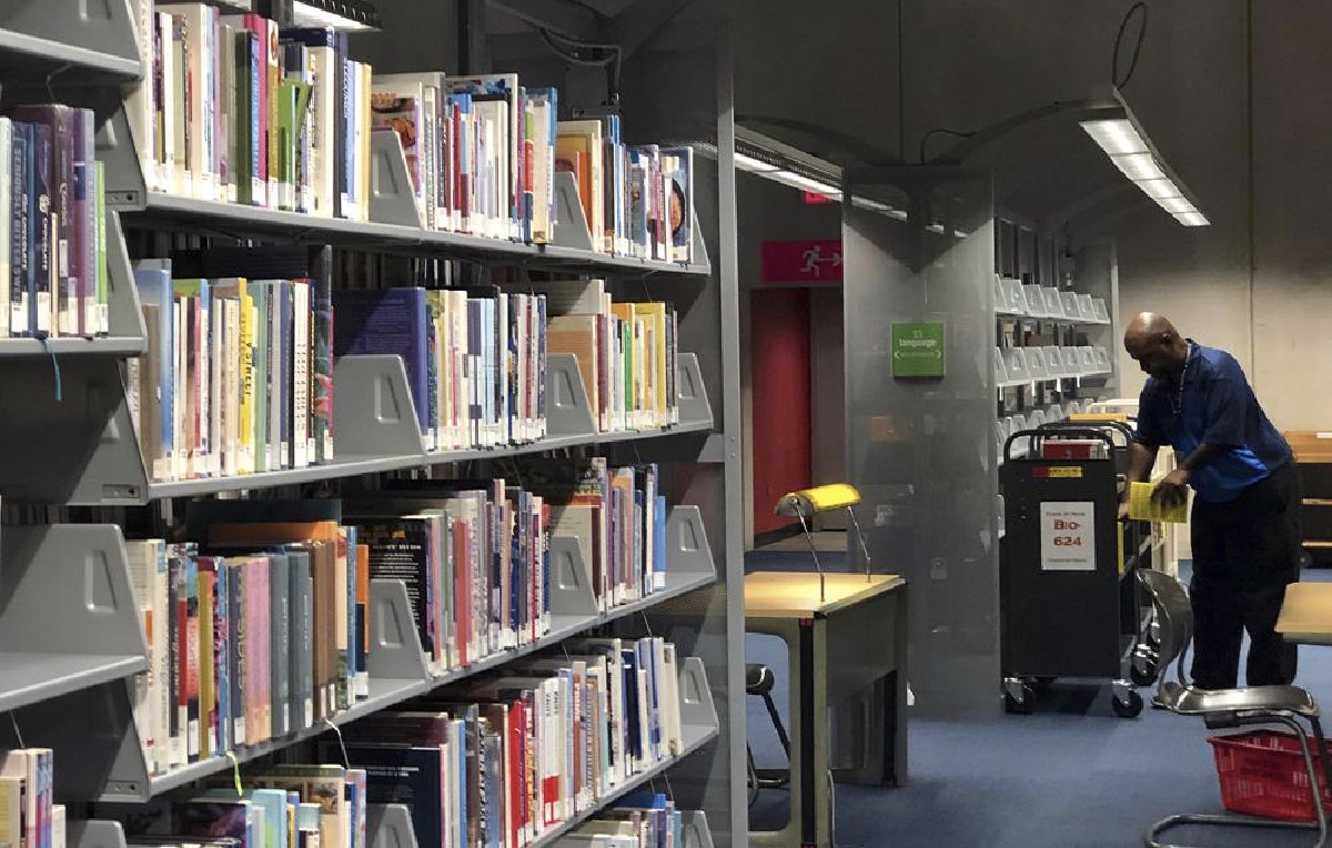 Filas de libros en la Biblioteca Central Burton Barr en Phoenix (AP)