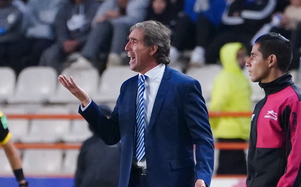 Guillermo Almada estalla contra silbante en amistoso Chivas vs Pachuca (Imago7)