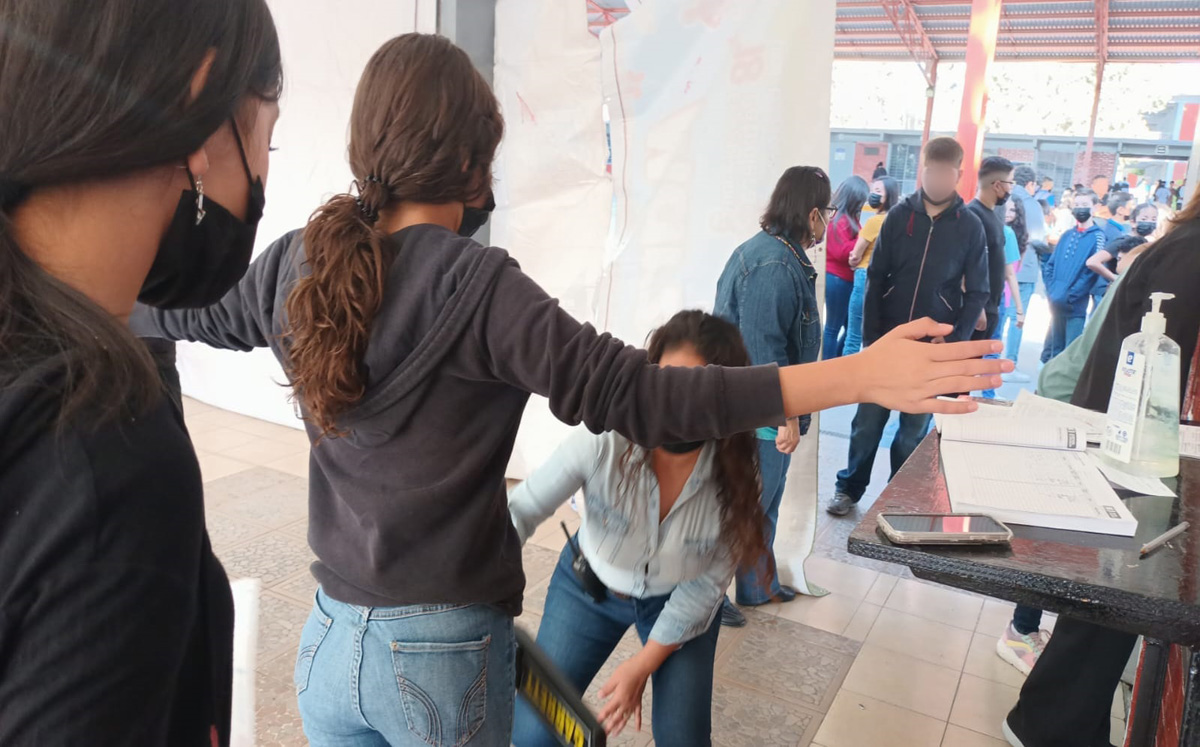 Instalan detector de metales en escuela de Saltillo tras detectar a alumno con cuchillos. | Especial