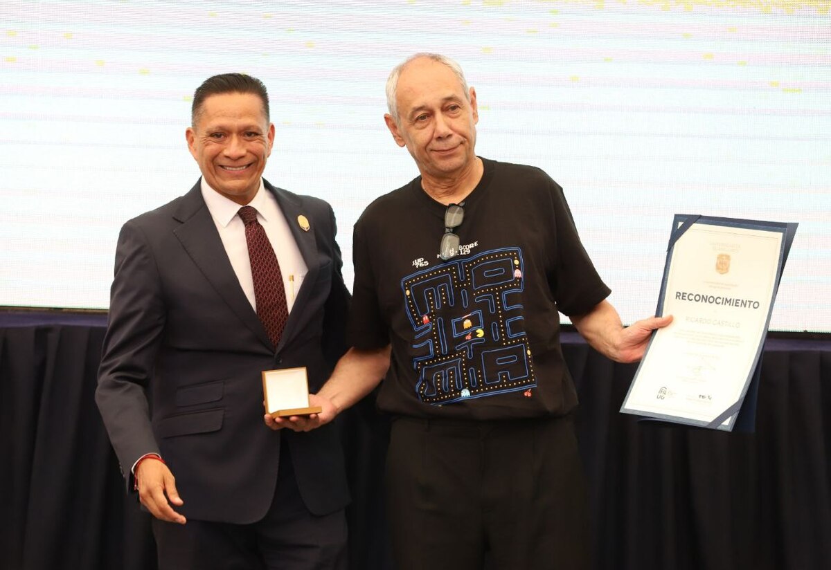 Luis Felipe Guerrero Agripino, rector general de la Universidad de Guanajuato, y el poeta Ricardo Castillo. (Foto: Especial)
