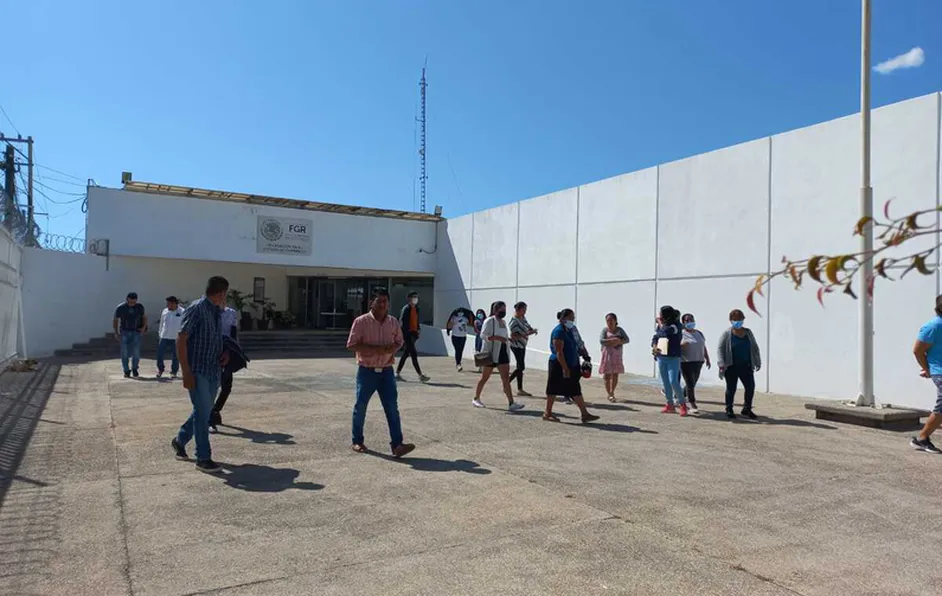 Policías detenidos por caso Ayotzinapa son 'chivos expiatorios', acusan familiares