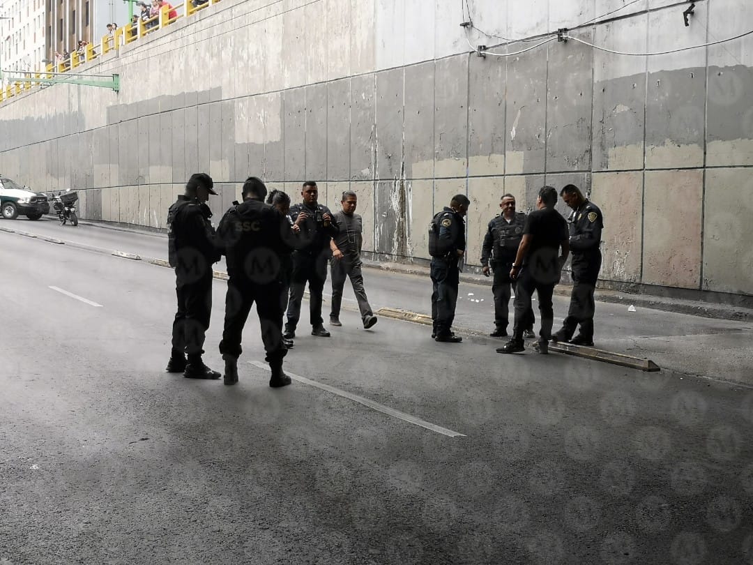 Policías en bajo puente de Eje Central y Reforma. (Jorge Becerril)