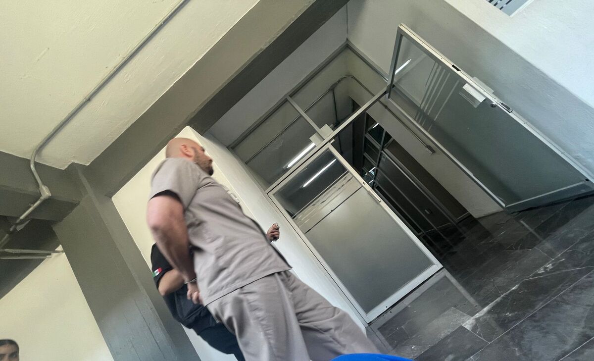 Portando su uniforme beige con las manos esposadas, pero una sonrisa sarcástica, salió Pavel ‘N’ . (Karla Rodríguez)