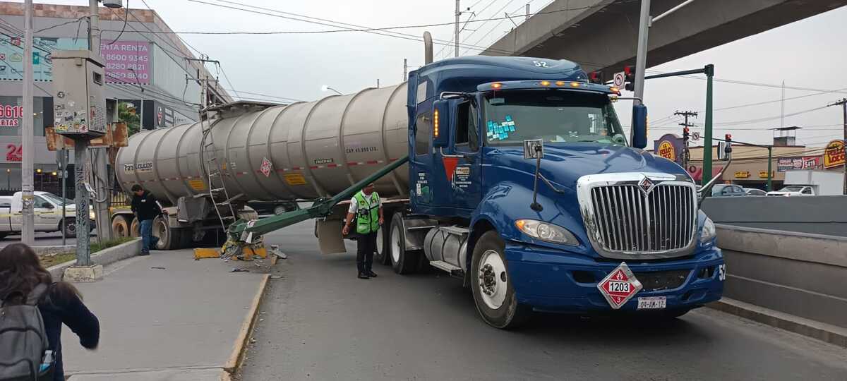 El tráiler derribo el semáforo obstruyendo el carril lateral de la avenida Azteca en Guadalupe, NL | Erik Solheim Rocha