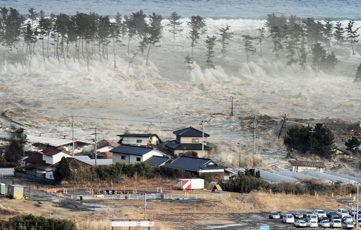 Tsunami impactando costa de Japón en 2011 (AP)