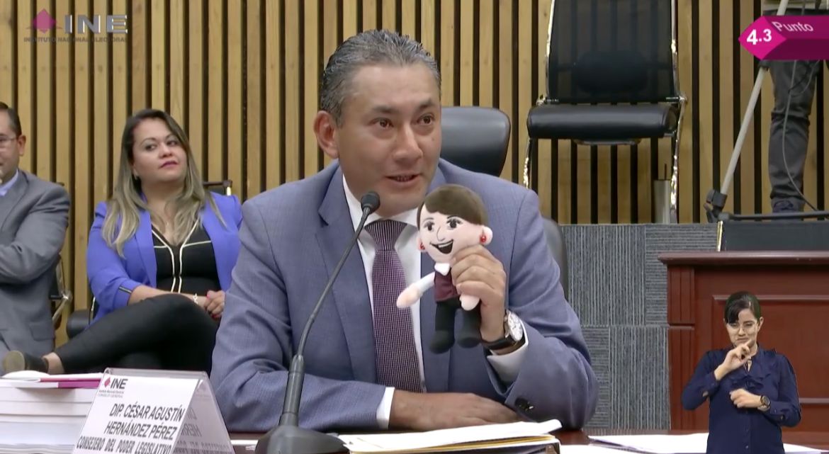 Consejeros del INE piden multa por peluches