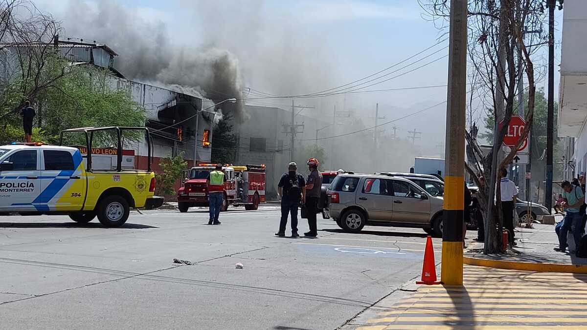 El incendio se registró al interior de una bodega, ubicada en la calle Julián Villagrán y Ruiz Cortines | Leyda Estrada