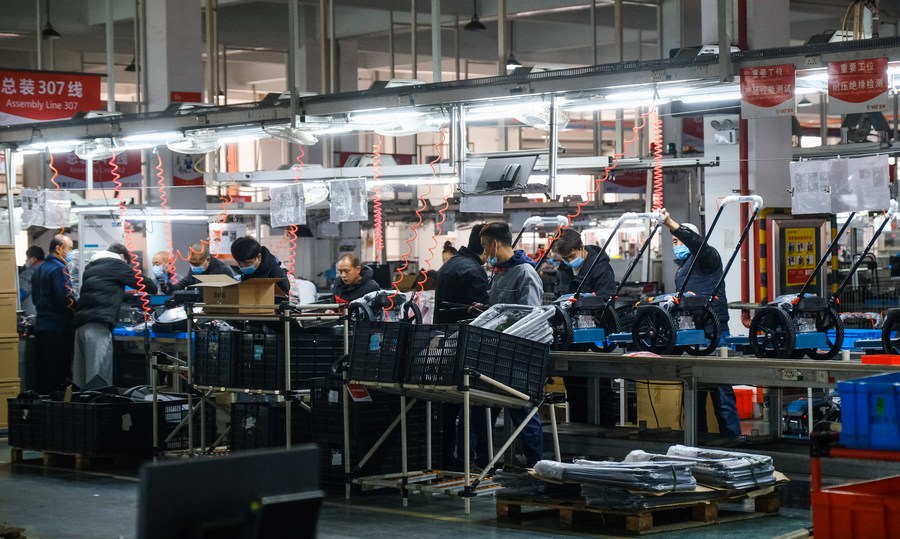 Trabajadores en una empresa de electrodomésticos en la ciudad de Yuxin, distrito de Nanhu, Jiaxing, provincia de Zhejiang. (Xinhua/Xu Yu)