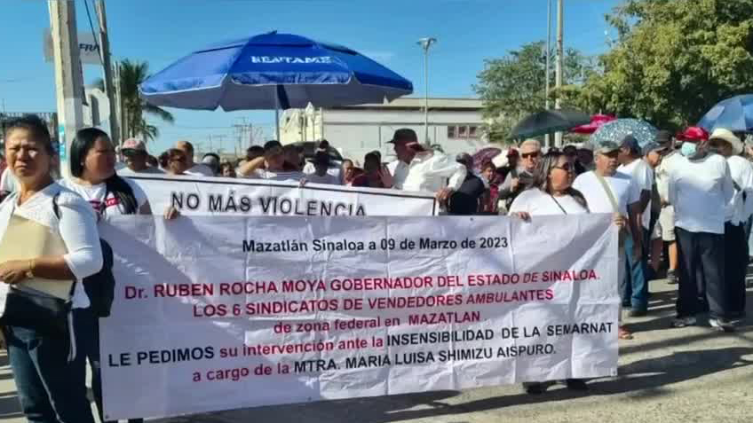 Más de 600 vendedores ambulantes de playa marcharon hacia las instalaciones de la Semarnat; Sinaloa