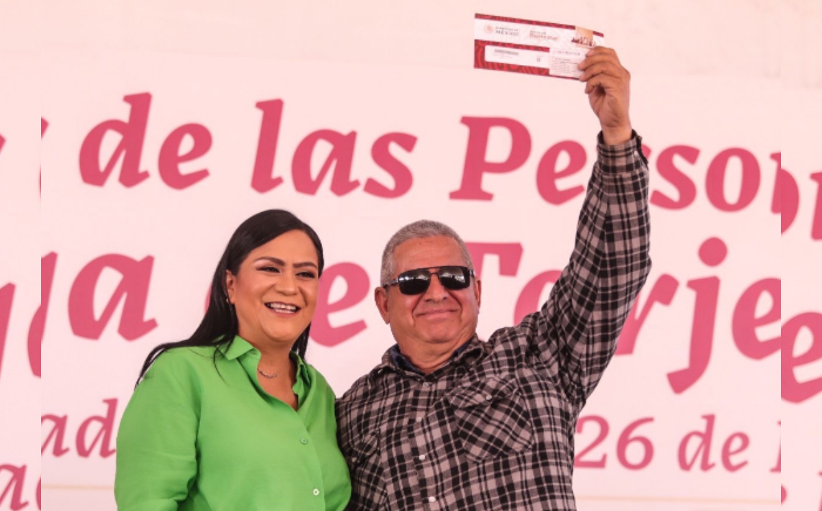 Adultos mayores reciben tarjeta de Pensión para el Bienestar. (Especial)