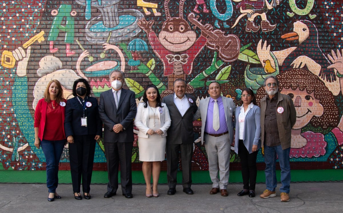 Alberga primaria de Iztacalco mural de artista que ilustró libros de texto gratuitos. | Especial