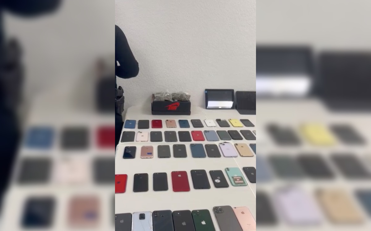 Celulares y equipos asegurados por la Fiscalía del Edomex. (Especial)