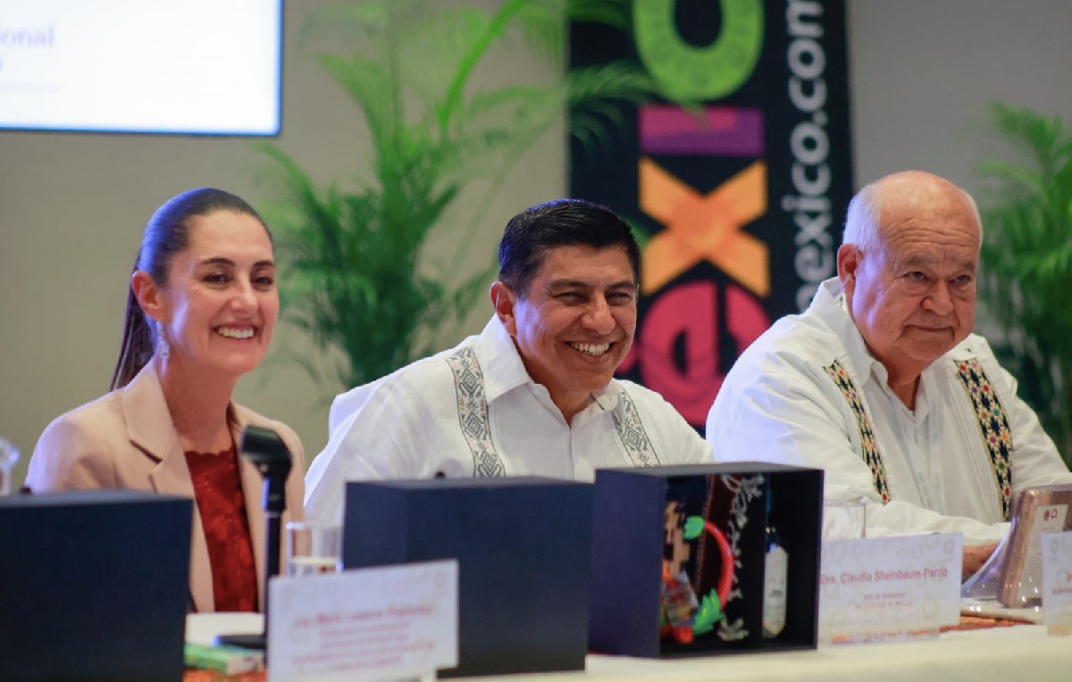 Gobernador de Oaxaca, Salomón Jara Cruz, junto a la jefa de gobierno | Especial