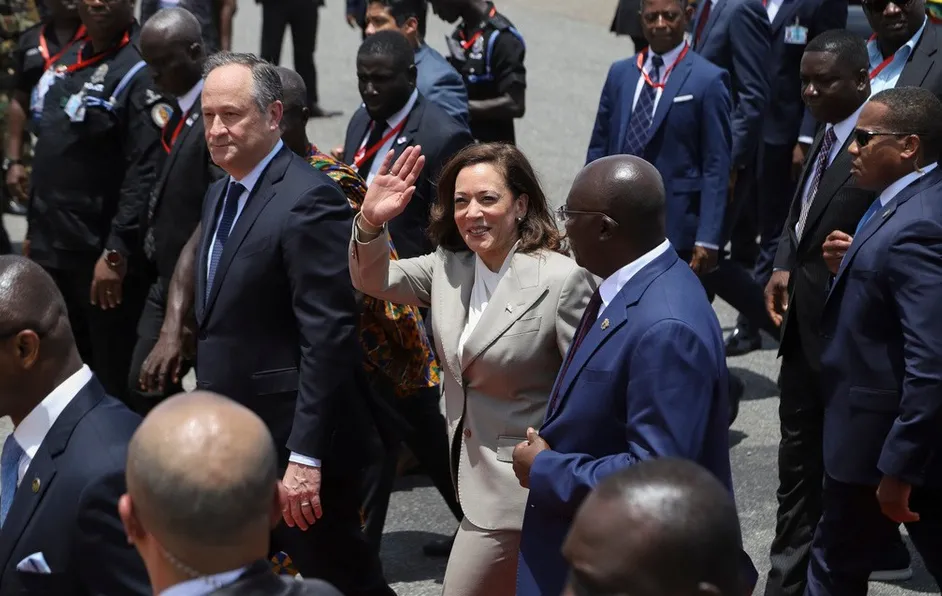 Kamala Harris llega a Ghana para gira por una semana en África