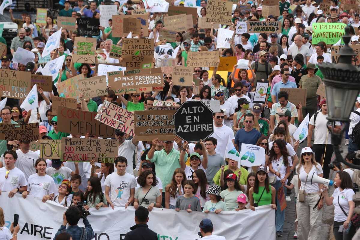 La marcha congregó a distintos grupos en el centro de Monterrey. Foto: Raúl Palacios