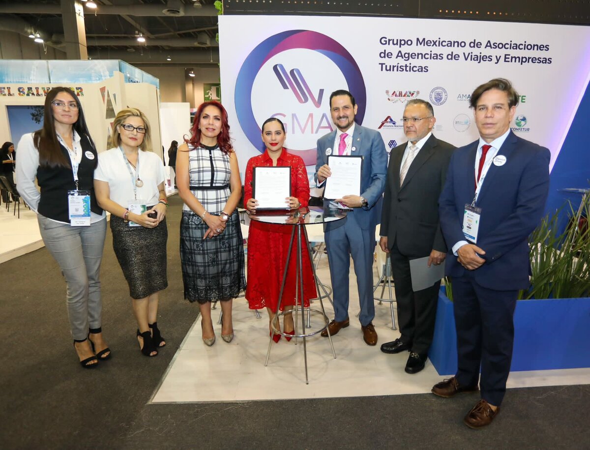 La alcaldesa de Cuauhtémoc, Sandra Cuevas, al firmar convenio con la Comisión de Turismo de la Coparmex. (Especial)