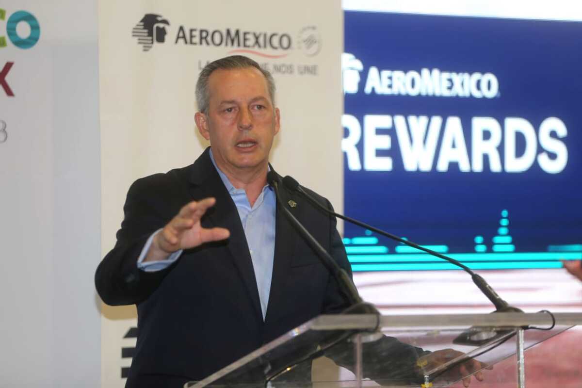 Andrés Conesa, CEO de Aeroméxico, dentro del tianguis turístico de la Cdmx. Fotos Javier Ríos